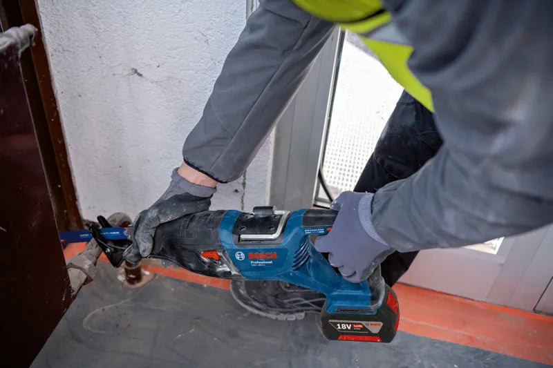 منشار باتري سابر بوش GSA185LI 18 فولت، شفرات بي ميتال، Brushless، للخشب، قطع أسرع